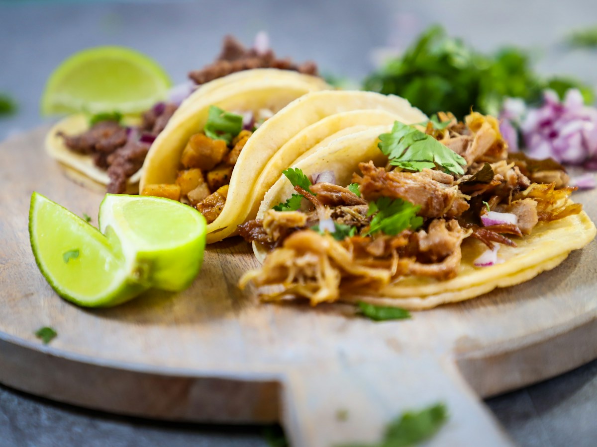 Tacos de carne ahumada con limón
