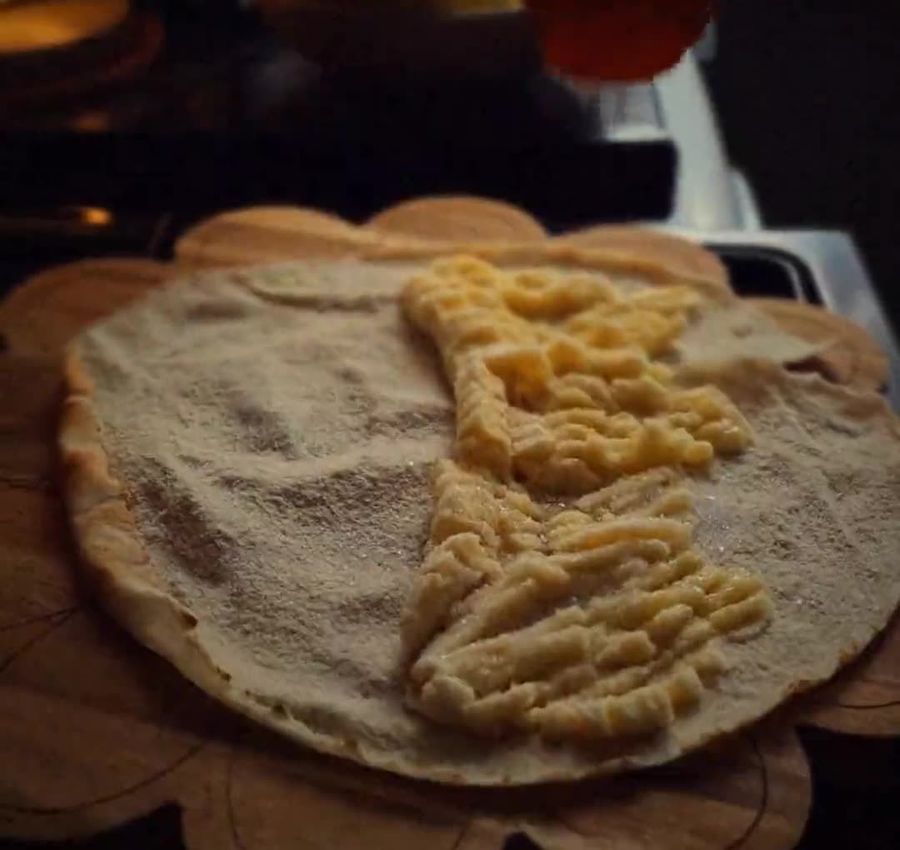 Quesadilla de queso Oaxaca en el comal