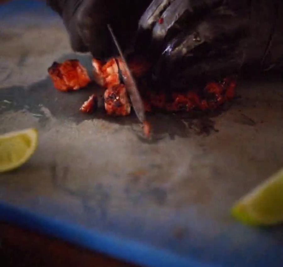 Carne ahumada picada en tabla con limones