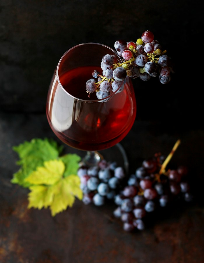 Copa de vino tinto con uvas